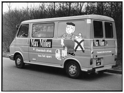 841682 Afbeelding van de promotiebus met de mascotte Max Milieu voor het verantwoord scheiden van (chemisch) afval in ...